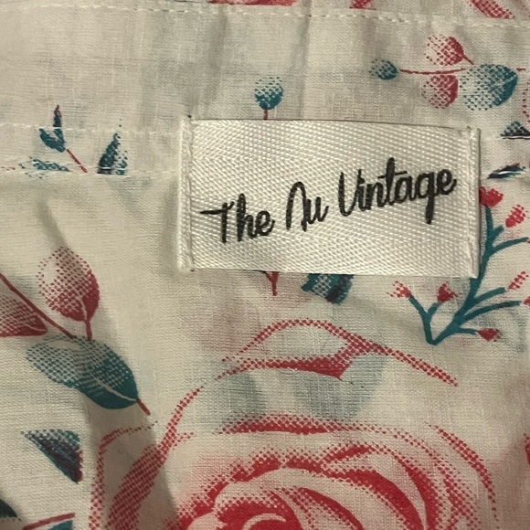 The Nu Vintage White & Pink Floral Button Up Western Style Blouse, size Medium - Picture 5 of 9